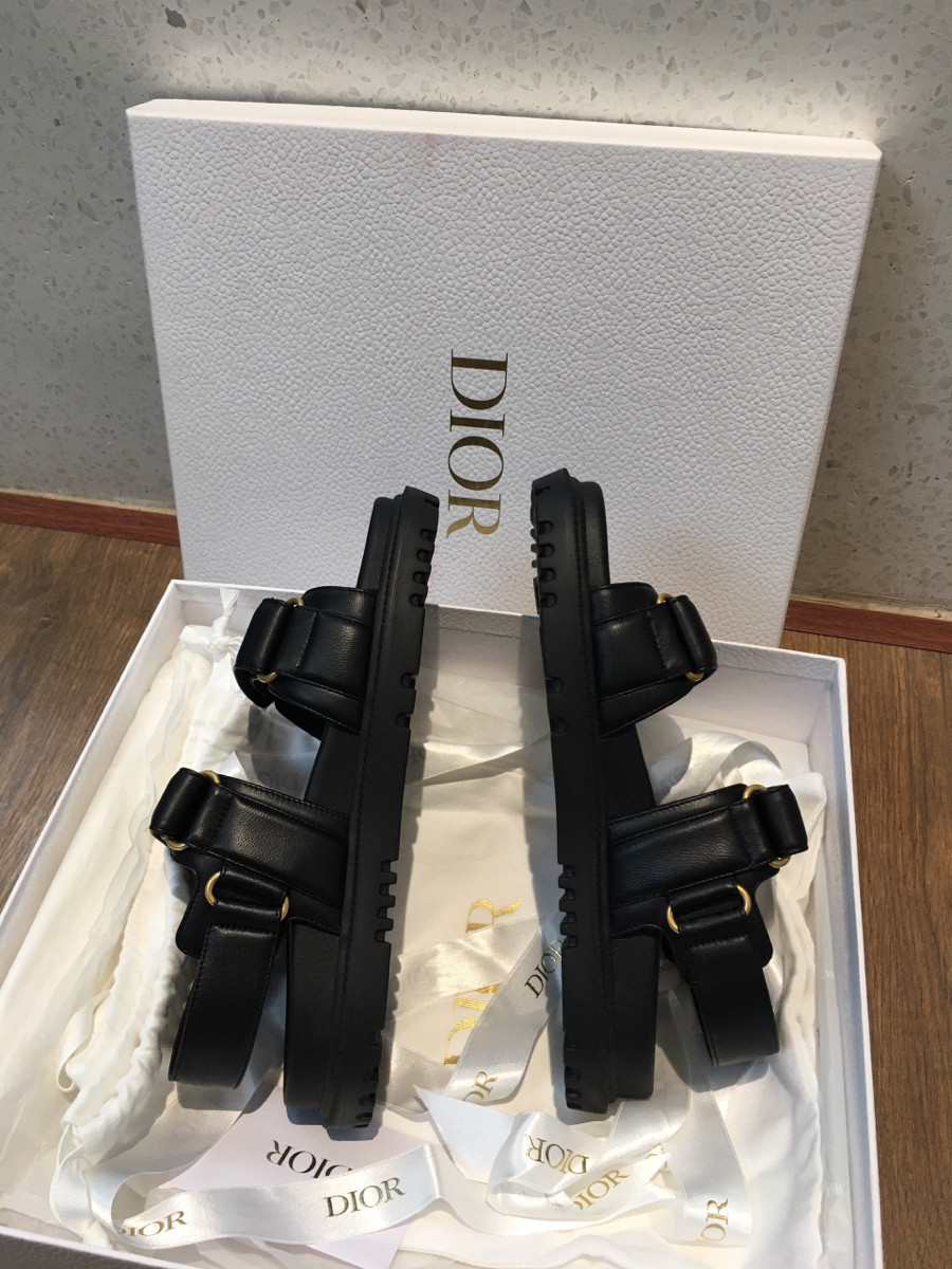 Dép d io r  đen hot hit năm nay   size 371/2 . đủ box + bill+ túi vải + ruy băng như hình e chụp nha.