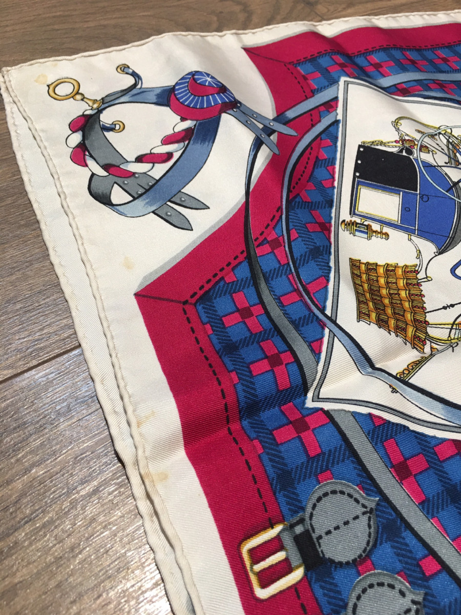 Sẵn khăn Hermès Carré 90 Les Voitures Nouvelles Changes in horse-drawn carriages Scarf 90 Silk Blue k còn tag vải . Có vết bẩn , rút như hình e chụp kèm a