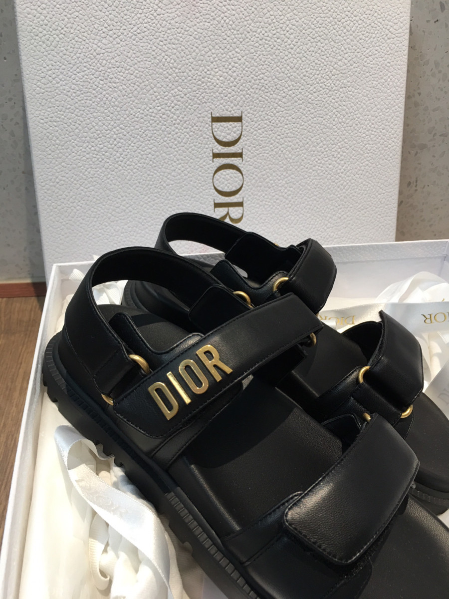 Dép d io r  đen hot hit năm nay   size 371/2 . đủ box + bill+ túi vải + ruy băng như hình e chụp nha.