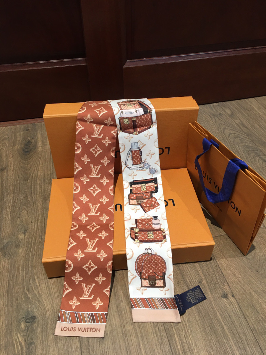 Sẵn  Khăn quấn túi bandeau  new chưa sd nhà l o u i s v u i t t o n đây ạ . kèm túi giấy i hình nhé.