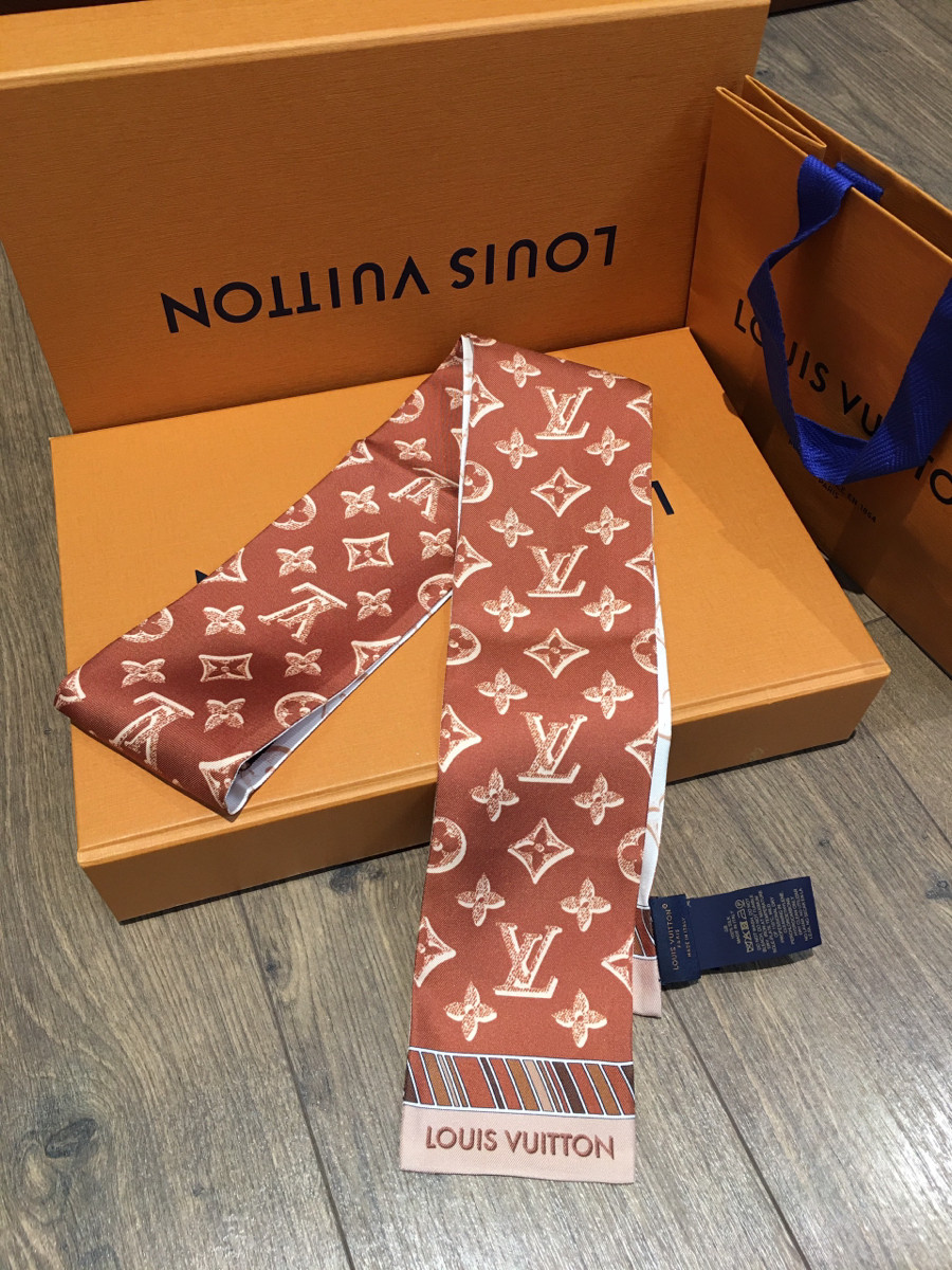 Sẵn  Khăn quấn túi bandeau  new chưa sd nhà l o u i s v u i t t o n đây ạ . kèm túi giấy i hình nhé.