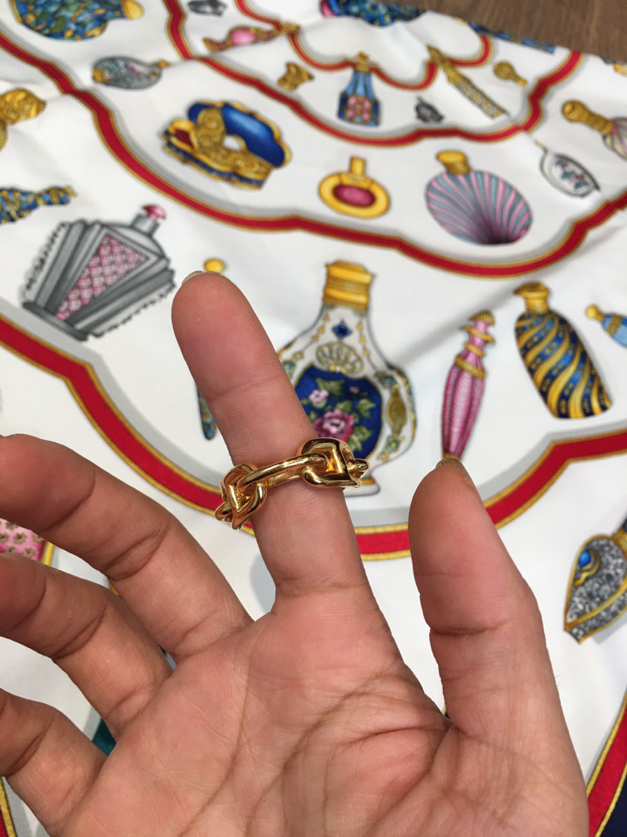 Sẵn cài khăn hetrmes màu gold ạ