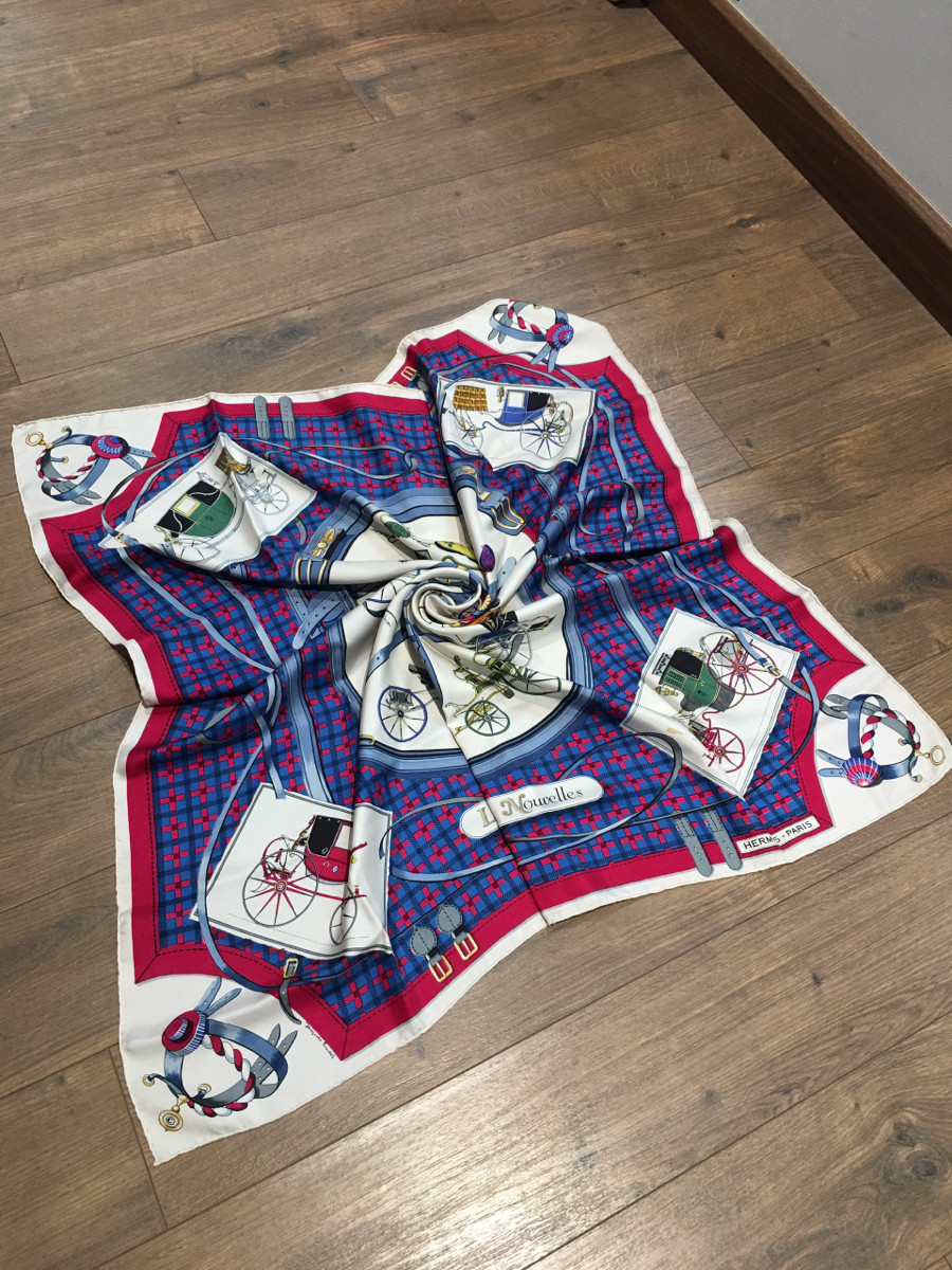 Sẵn khăn Hermès Carré 90 Les Voitures Nouvelles Changes in horse-drawn carriages Scarf 90 Silk Blue k còn tag vải . Có vết bẩn , rút như hình e chụp kèm a