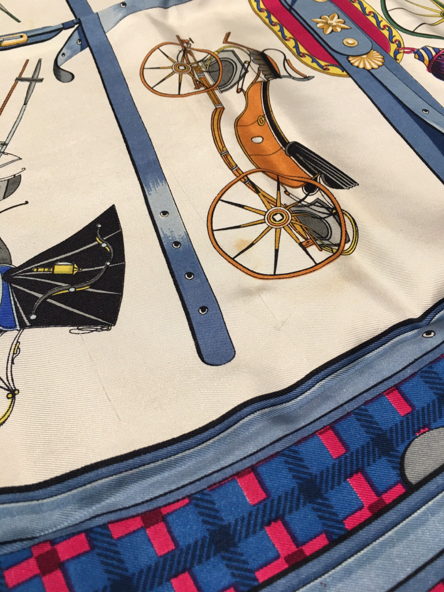 Sẵn khăn Hermès Carré 90 Les Voitures Nouvelles Changes in horse-drawn carriages Scarf 90 Silk Blue k còn tag vải . Có vết bẩn , rút như hình e chụp kèm a