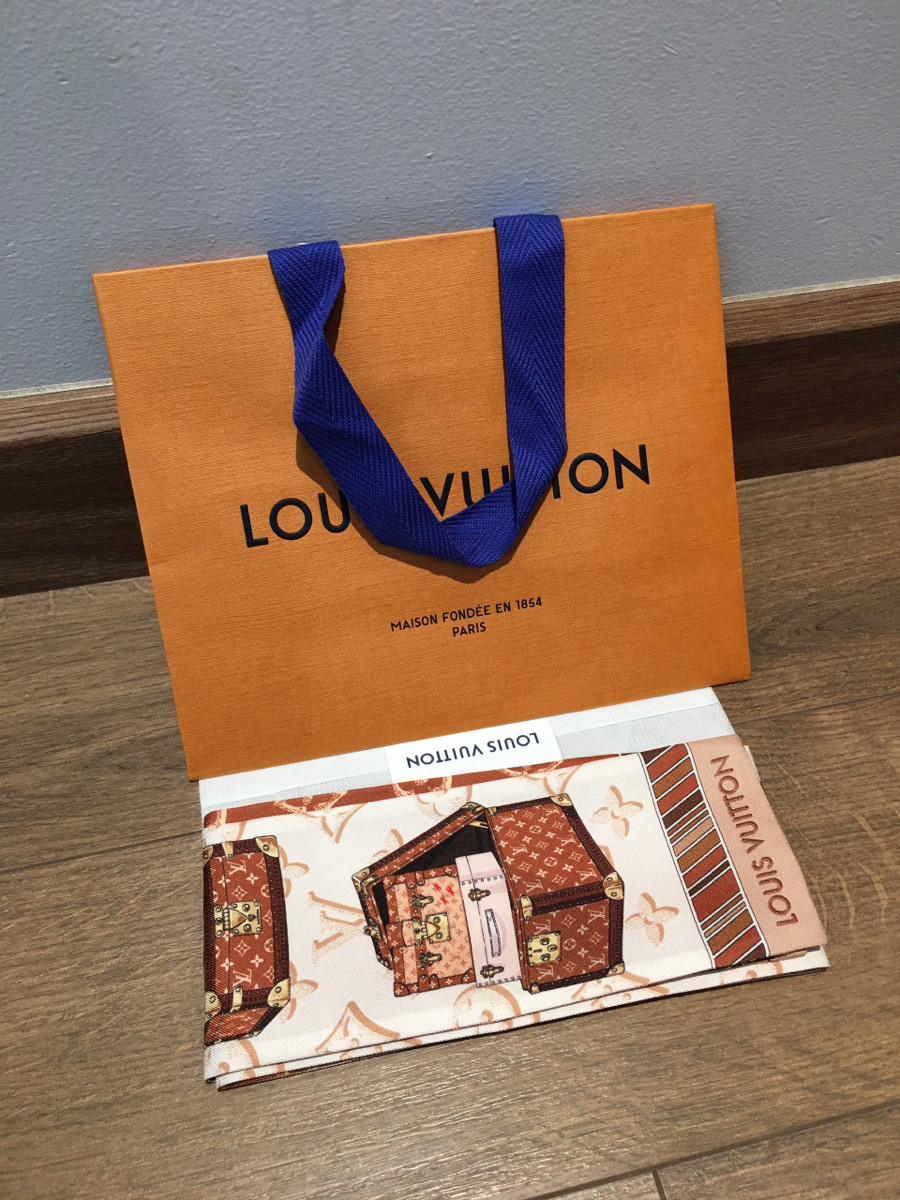Sẵn  Khăn quấn túi bandeau  new chưa sd nhà l o u i s v u i t t o n đây ạ . kèm túi giấy i hình nhé.