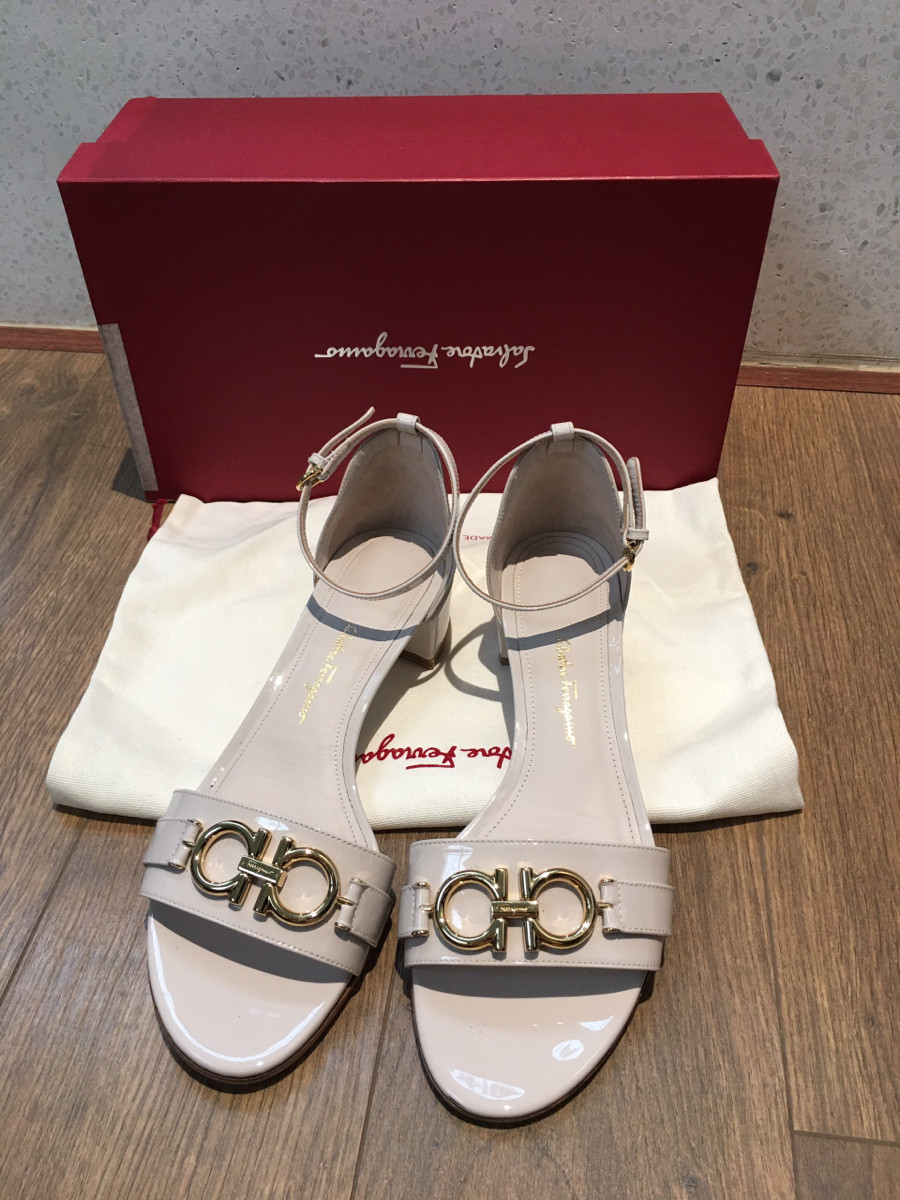 Sẵn sandal  S a l  size 7D. ( tương đương size 37.5)  ạ . đủ box + túi vải i hình nhé ạ . cao 4cm