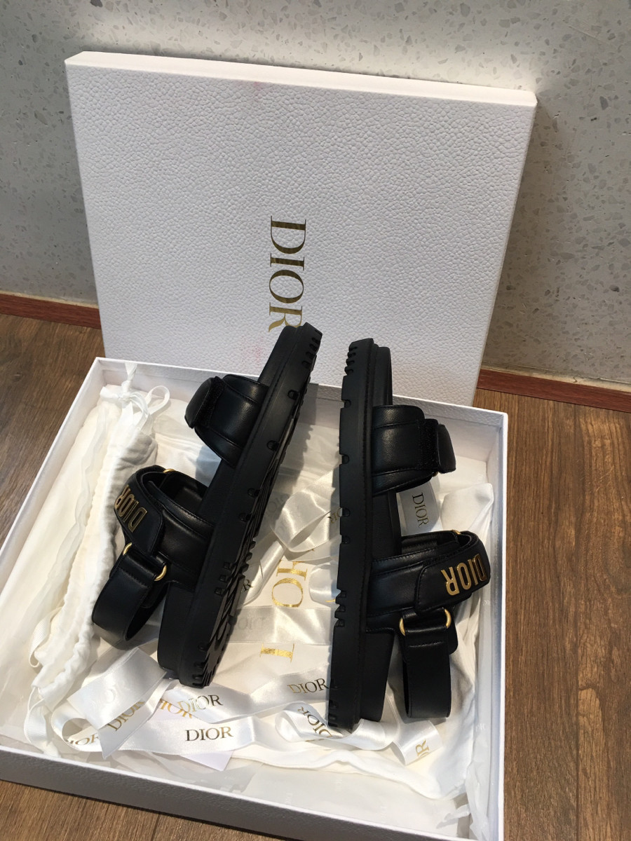 Dép d io r  đen hot hit năm nay   size 371/2 . đủ box + bill+ túi vải + ruy băng như hình e chụp nha.