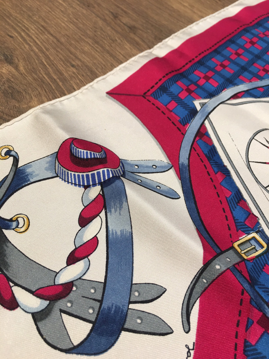Sẵn khăn Hermès Carré 90 Les Voitures Nouvelles Changes in horse-drawn carriages Scarf 90 Silk Blue k còn tag vải . Có vết bẩn , rút như hình e chụp kèm a