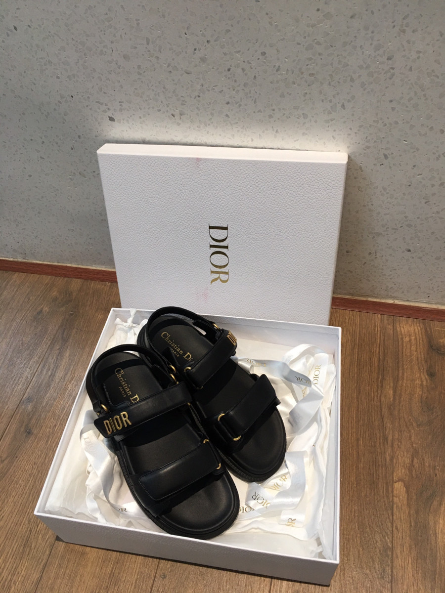 Dép d io r  đen hot hit năm nay   size 371/2 . đủ box + bill+ túi vải + ruy băng như hình e chụp nha.