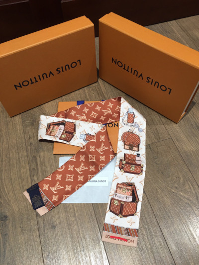 Sẵn  Khăn quấn túi bandeau  new chưa sd nhà l o u i s v u i t t o n đây ạ . kèm túi giấy i hình nhé.