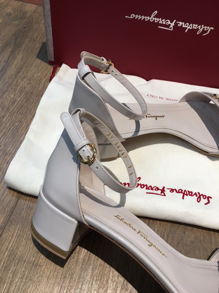 Sẵn sandal  S a l  size 7D. ( tương đương size 37.5)  ạ . đủ box + túi vải i hình nhé ạ . cao 4cm