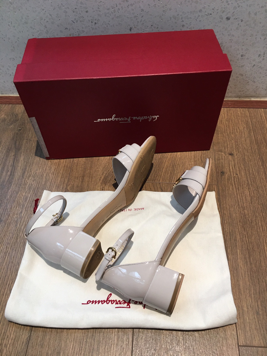 Sẵn sandal  S a l  size 7D. ( tương đương size 37.5)  ạ . đủ box + túi vải i hình nhé ạ . cao 4cm