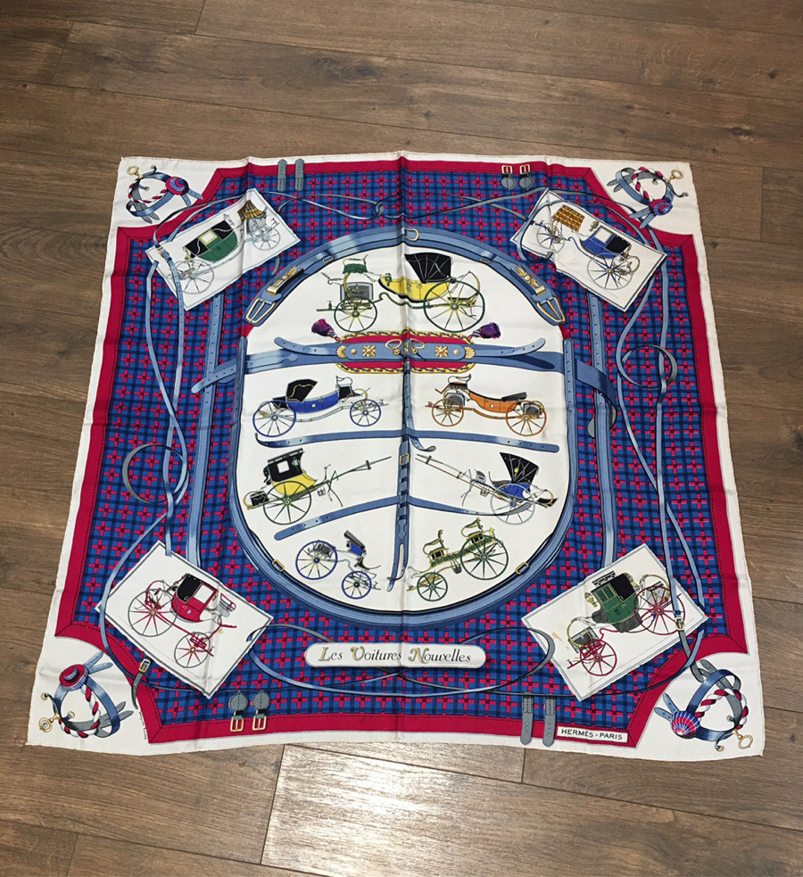 Sẵn khăn Hermès Carré 90 Les Voitures Nouvelles Changes in horse-drawn carriages Scarf 90 Silk Blue k còn tag vải . Có vết bẩn , rút như hình e chụp kèm a