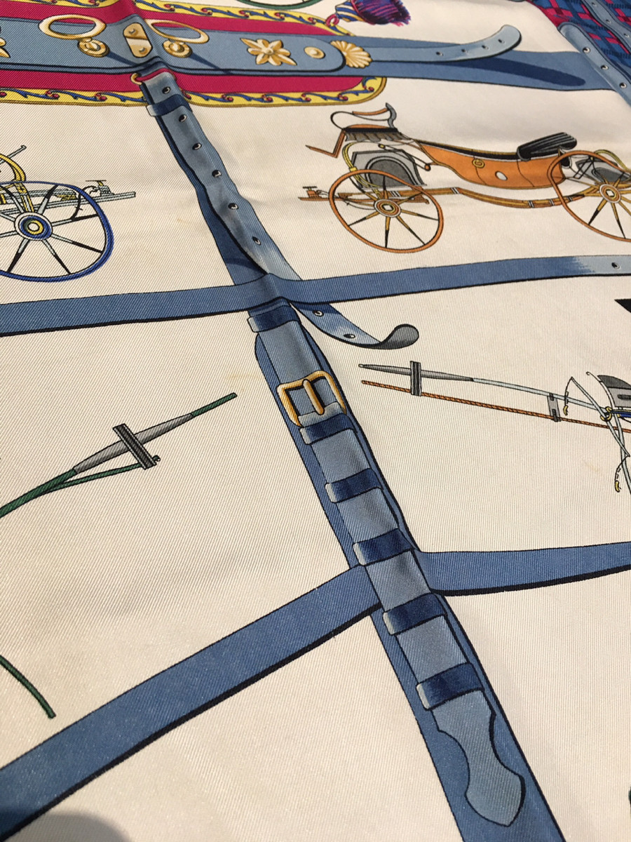 Sẵn khăn Hermès Carré 90 Les Voitures Nouvelles Changes in horse-drawn carriages Scarf 90 Silk Blue k còn tag vải . Có vết bẩn , rút như hình e chụp kèm a