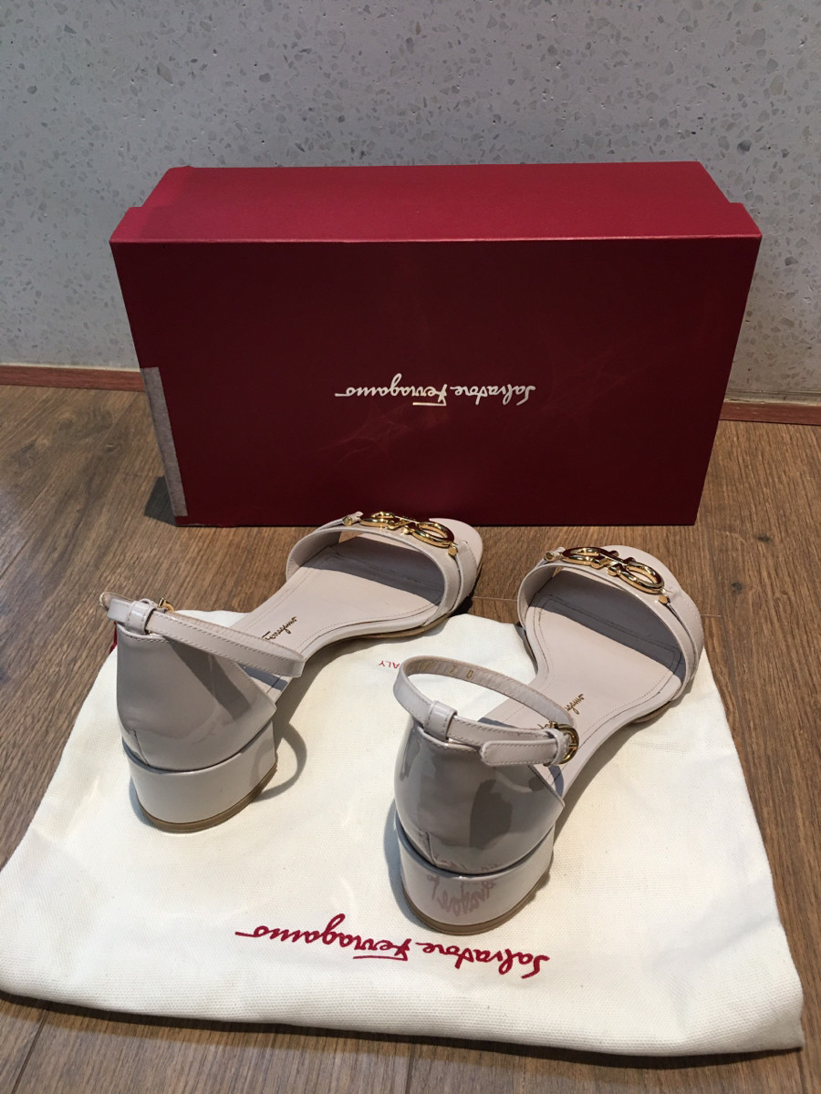 Sẵn sandal  S a l  size 7D. ( tương đương size 37.5)  ạ . đủ box + túi vải i hình nhé ạ . cao 4cm