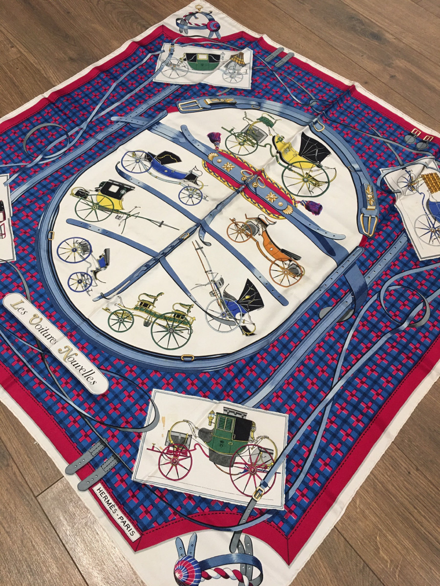 Sẵn khăn Hermès Carré 90 Les Voitures Nouvelles Changes in horse-drawn carriages Scarf 90 Silk Blue k còn tag vải . Có vết bẩn , rút như hình e chụp kèm a
