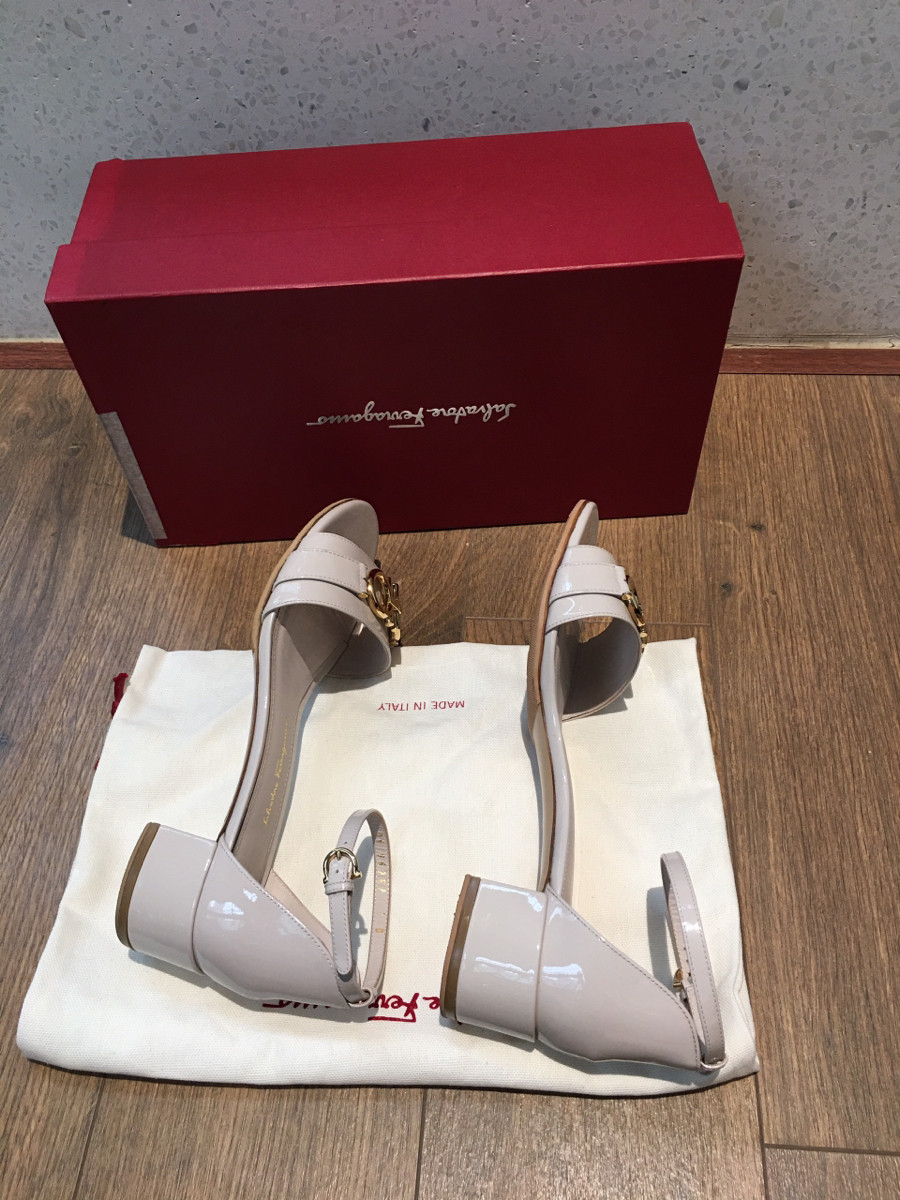 Sẵn sandal  S a l  size 7D. ( tương đương size 37.5)  ạ . đủ box + túi vải i hình nhé ạ . cao 4cm