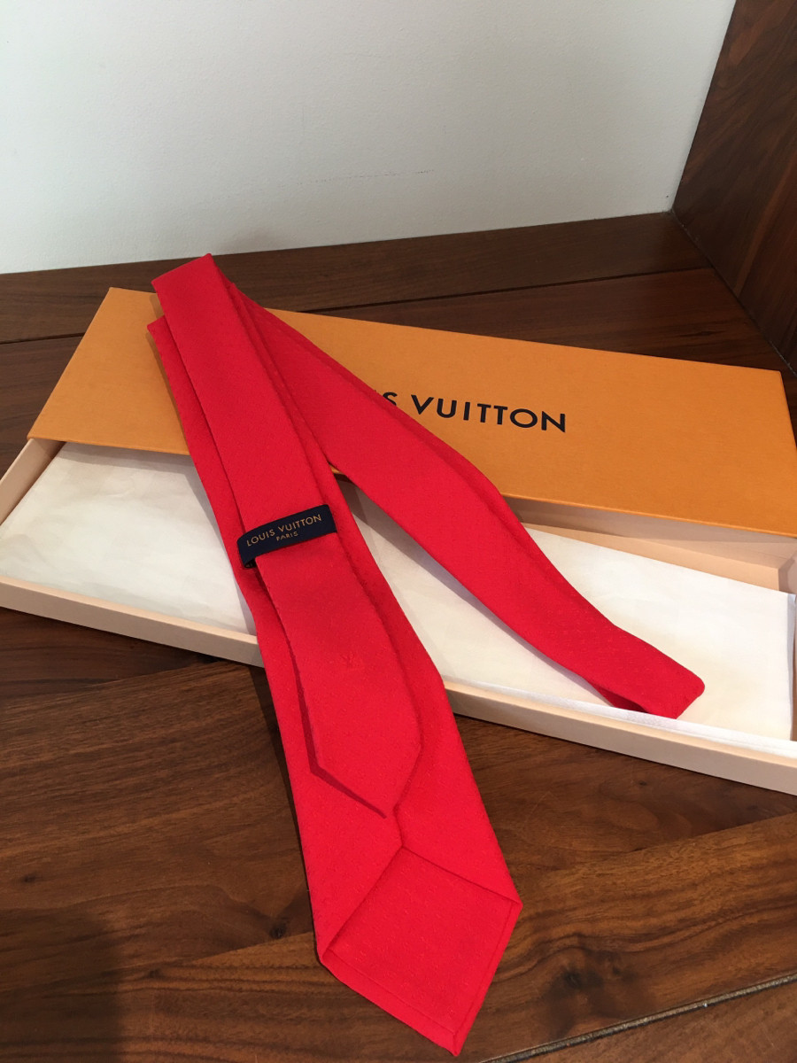 EM CLAVAT đỏ  L o u i s V u i t t  on OS0198 Necktie Silk Red M71889 Cravat monogram elegant. kèm box như hình ạ .