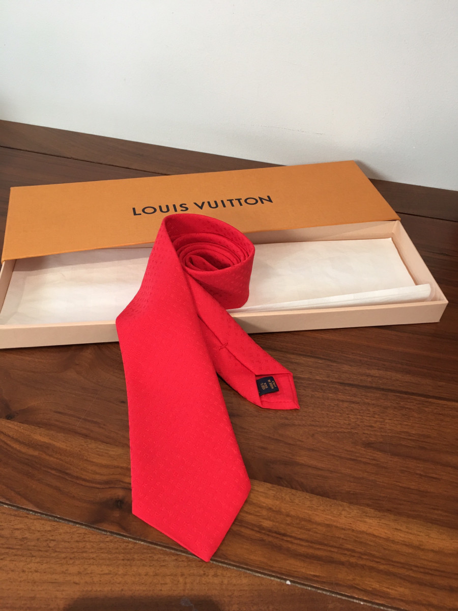 EM CLAVAT đỏ  L o u i s V u i t t  on OS0198 Necktie Silk Red M71889 Cravat monogram elegant. kèm box như hình ạ .