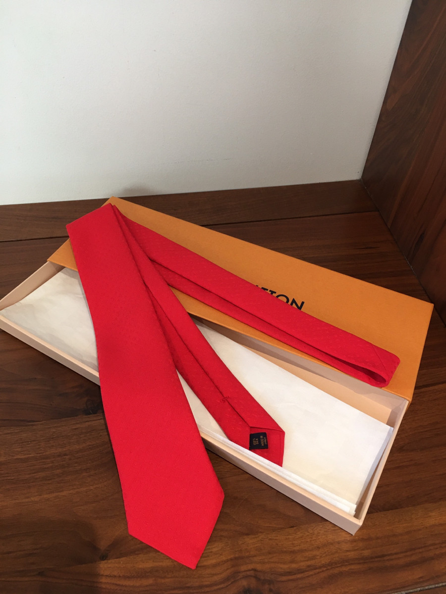 EM CLAVAT đỏ  L o u i s V u i t t  on OS0198 Necktie Silk Red M71889 Cravat monogram elegant. kèm box như hình ạ .