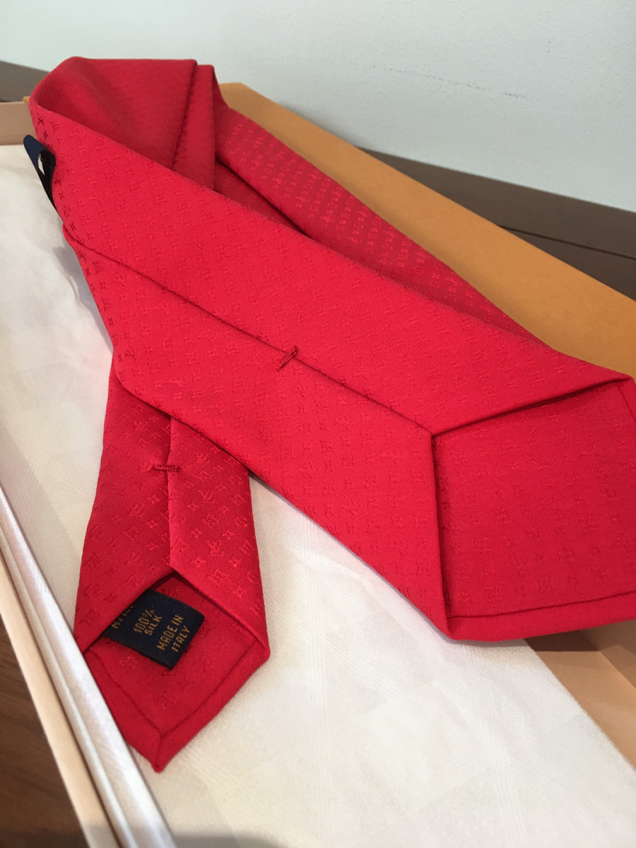 EM CLAVAT đỏ  L o u i s V u i t t  on OS0198 Necktie Silk Red M71889 Cravat monogram elegant. kèm box như hình ạ .