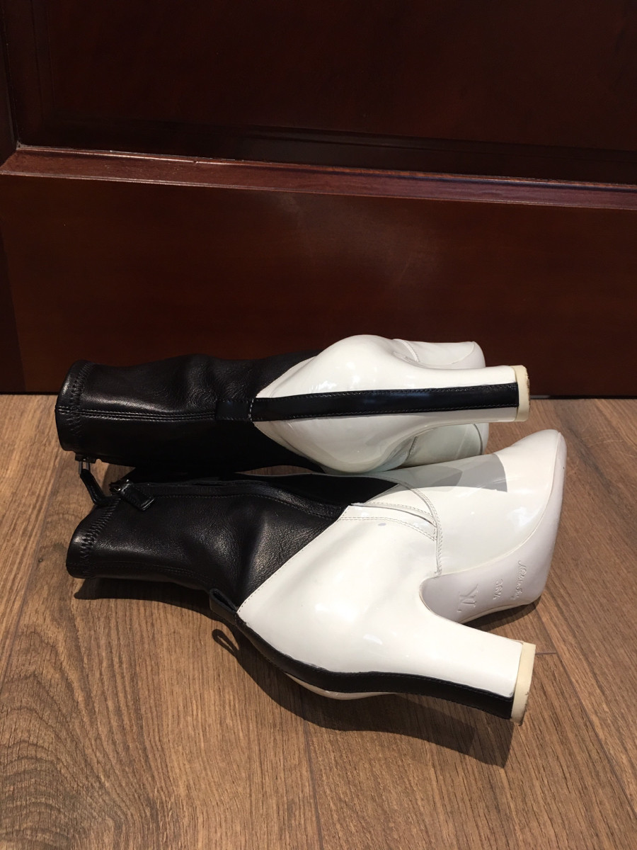 "   L O U I S   V U I T T O N  short boots patent x leather booties monotone size 36 1/2  black and white IBO23 ladies". cao 8cm . tình trạng 95% new , mép có vết chấm nhỏ như hình ạ