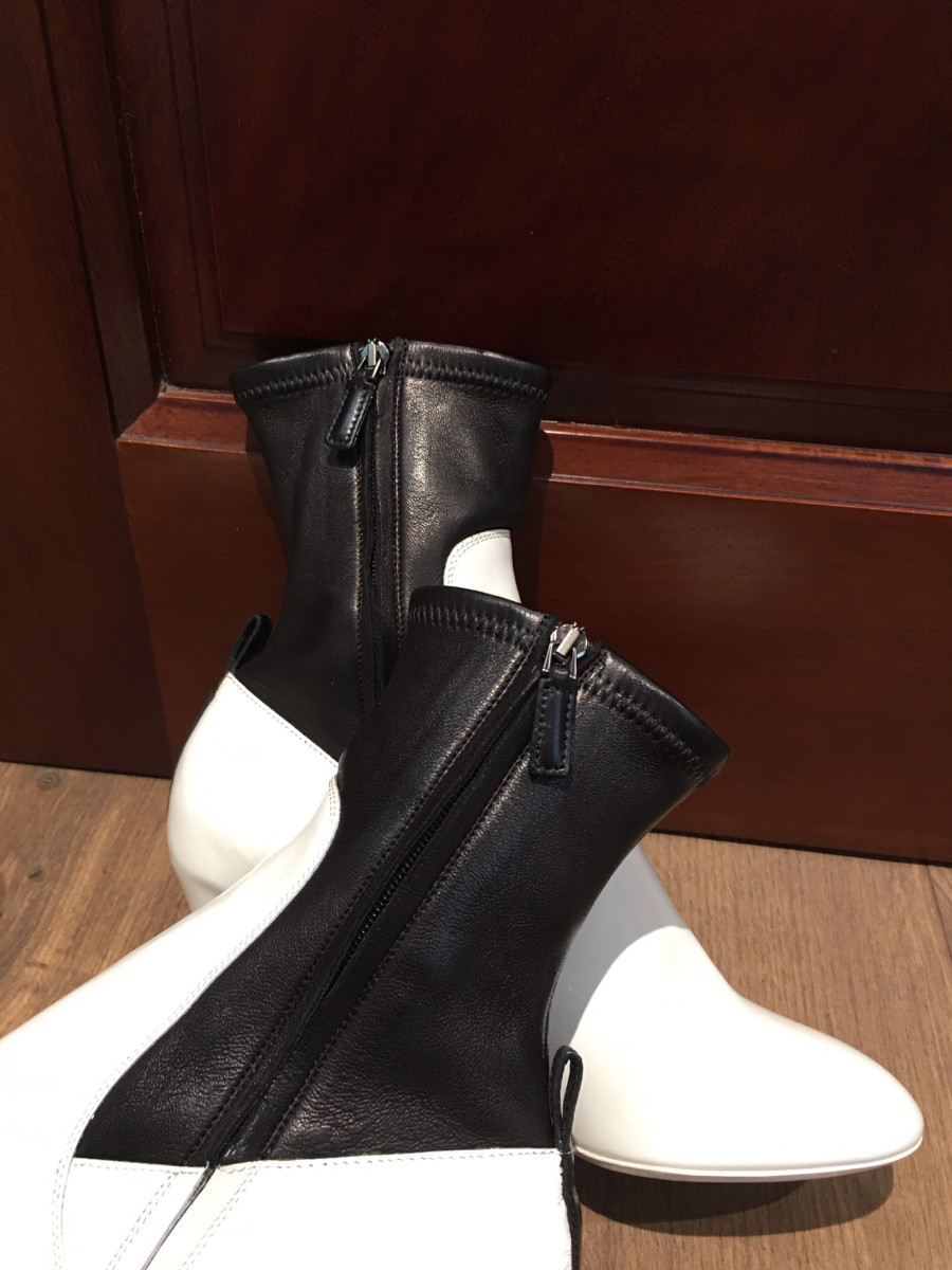 "   L O U I S   V U I T T O N  short boots patent x leather booties monotone size 36 1/2  black and white IBO23 ladies". cao 8cm . tình trạng 95% new , mép có vết chấm nhỏ như hình ạ