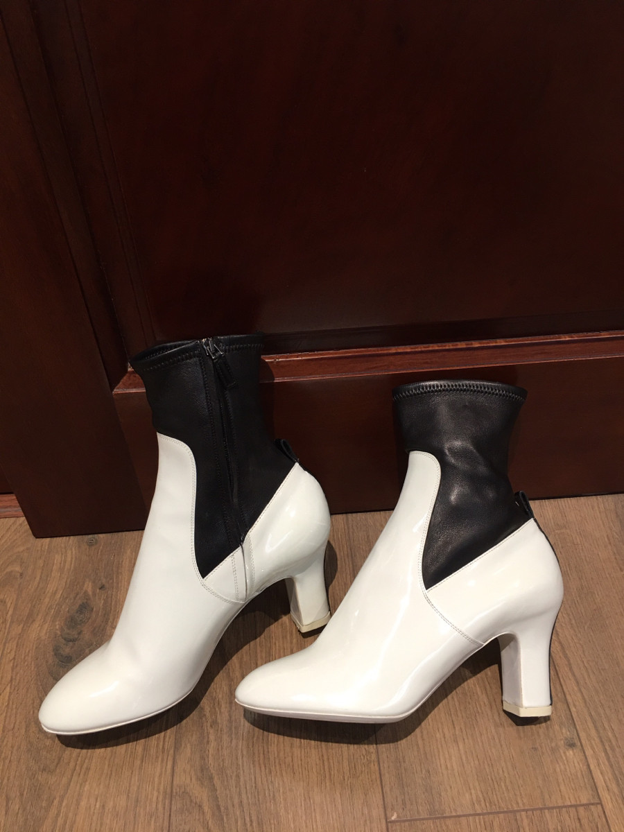 "   L O U I S   V U I T T O N  short boots patent x leather booties monotone size 36 1/2  black and white IBO23 ladies". cao 8cm . tình trạng 95% new , mép có vết chấm nhỏ như hình ạ