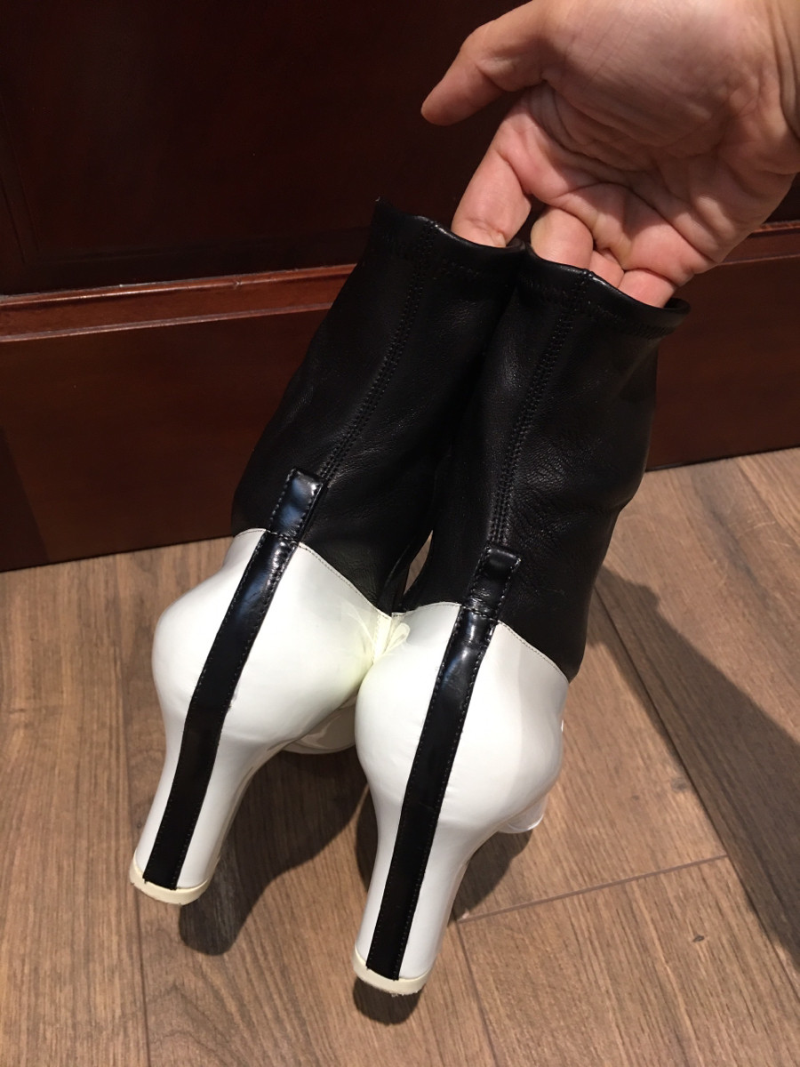 "   L O U I S   V U I T T O N  short boots patent x leather booties monotone size 36 1/2  black and white IBO23 ladies". cao 8cm . tình trạng 95% new , mép có vết chấm nhỏ như hình ạ