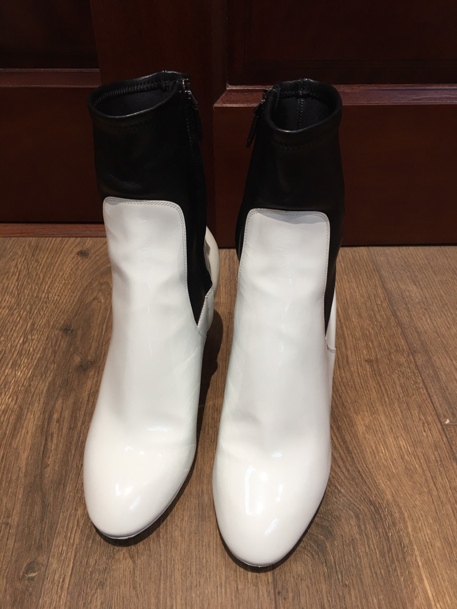 "   L O U I S   V U I T T O N  short boots patent x leather booties monotone size 36 1/2  black and white IBO23 ladies". cao 8cm . tình trạng 95% new , mép có vết chấm nhỏ như hình ạ