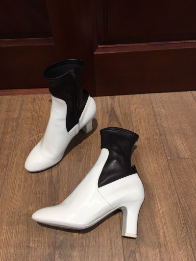 "   L O U I S   V U I T T O N  short boots patent x leather booties monotone size 36 1/2  black and white IBO23 ladies". cao 8cm . tình trạng 95% new , mép có vết chấm nhỏ như hình ạ