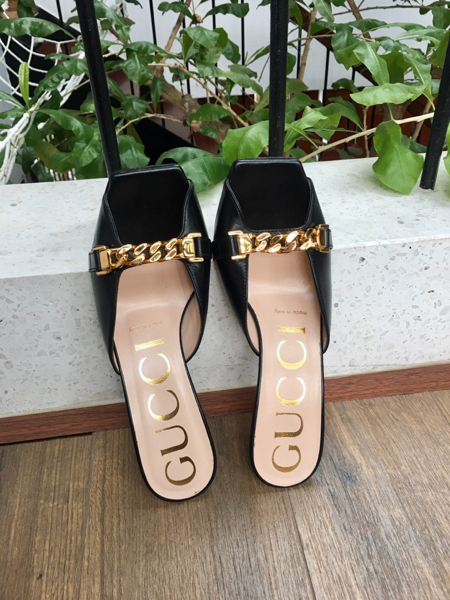 G u c c i Sylvie 20AW Leather Sandals size 35 cao 8cm Ladies' Black 626769. mà đen trước phối dây xích ạ . tình trạng trên 95% new.   Chân 35.5 bon chen được nha