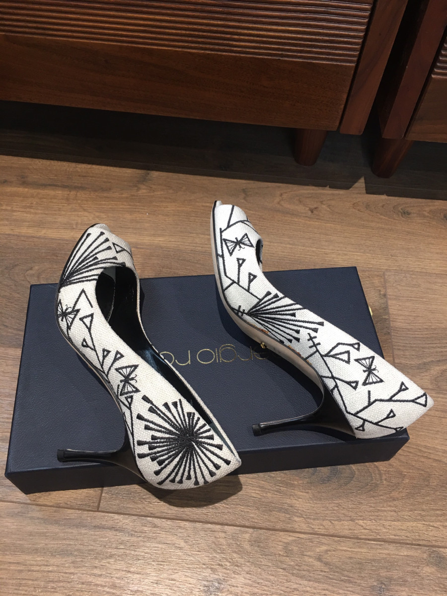 S e r g i o R o s s i canvass Open-toe Pumps size 35 Ladies' Black × White; cao 7cm . đủ box + túi vải ạ . tình trạng CHƯA SD nhưng do bảo quản nên bên mép có vết bẩn vàng như hình e chụp chút ạ