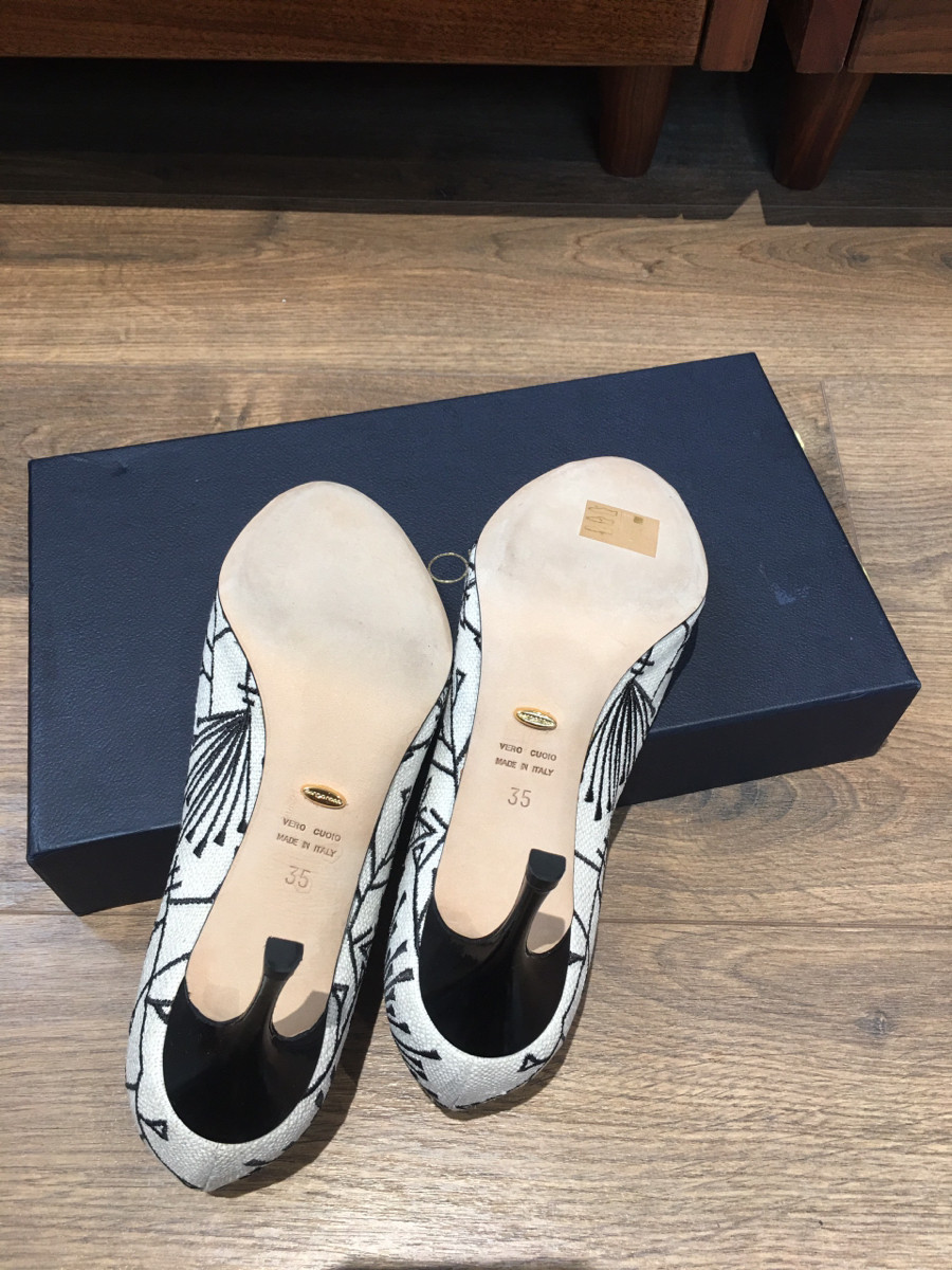 S e r g i o R o s s i canvass Open-toe Pumps size 35 Ladies' Black × White; cao 7cm . đủ box + túi vải ạ . tình trạng CHƯA SD nhưng do bảo quản nên bên mép có vết bẩn vàng như hình e chụp chút ạ