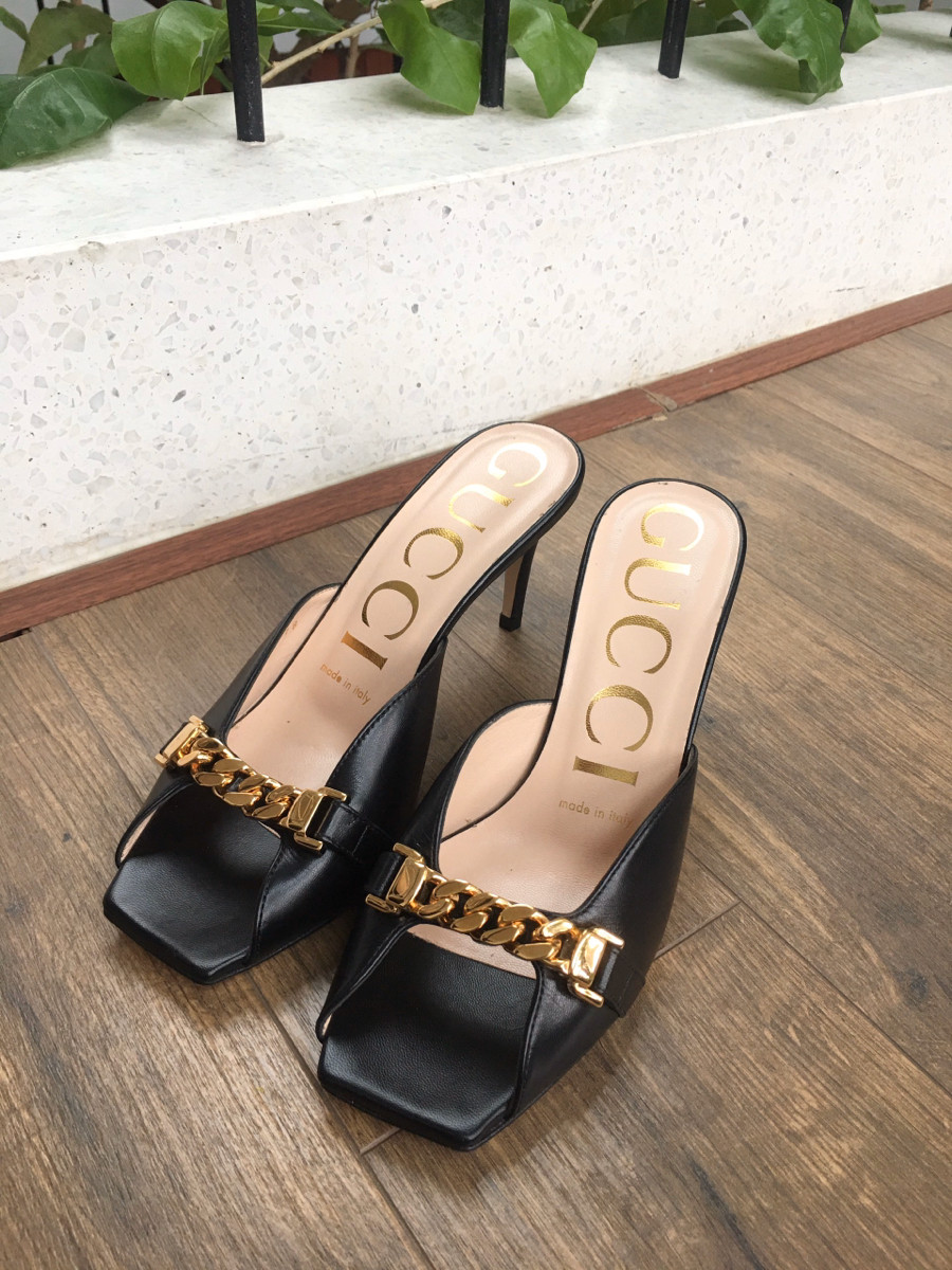 G u c c i Sylvie 20AW Leather Sandals size 35 cao 8cm Ladies' Black 626769. mà đen trước phối dây xích ạ . tình trạng trên 95% new.   Chân 35.5 bon chen được nha