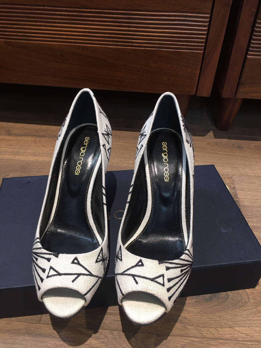 S e r g i o R o s s i canvass Open-toe Pumps size 35 Ladies' Black × White; cao 7cm . đủ box + túi vải ạ . tình trạng CHƯA SD nhưng do bảo quản nên bên mép có vết bẩn vàng như hình e chụp chút ạ