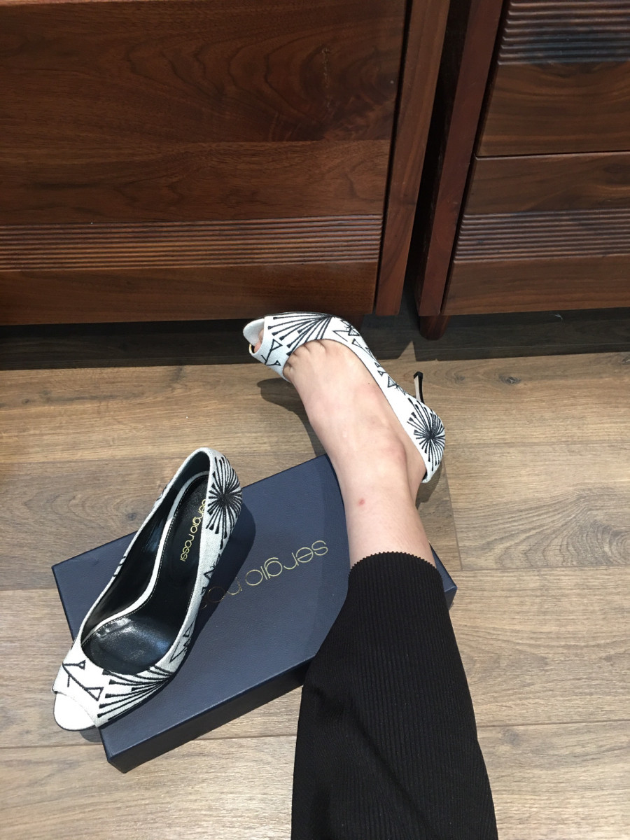 S e r g i o R o s s i canvass Open-toe Pumps size 35 Ladies' Black × White; cao 7cm . đủ box + túi vải ạ . tình trạng CHƯA SD nhưng do bảo quản nên bên mép có vết bẩn vàng như hình e chụp chút ạ