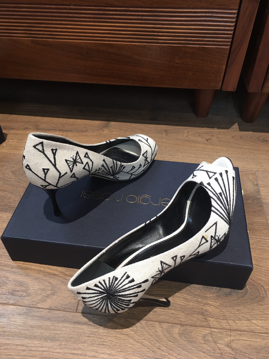 S e r g i o R o s s i canvass Open-toe Pumps size 35 Ladies' Black × White; cao 7cm . đủ box + túi vải ạ . tình trạng CHƯA SD nhưng do bảo quản nên bên mép có vết bẩn vàng như hình e chụp chút ạ