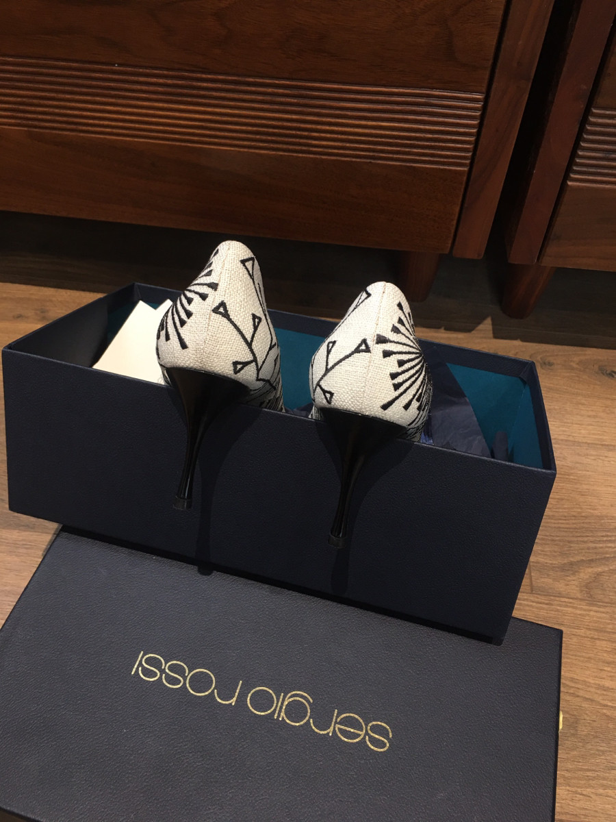 S e r g i o R o s s i canvass Open-toe Pumps size 35 Ladies' Black × White; cao 7cm . đủ box + túi vải ạ . tình trạng CHƯA SD nhưng do bảo quản nên bên mép có vết bẩn vàng như hình e chụp chút ạ