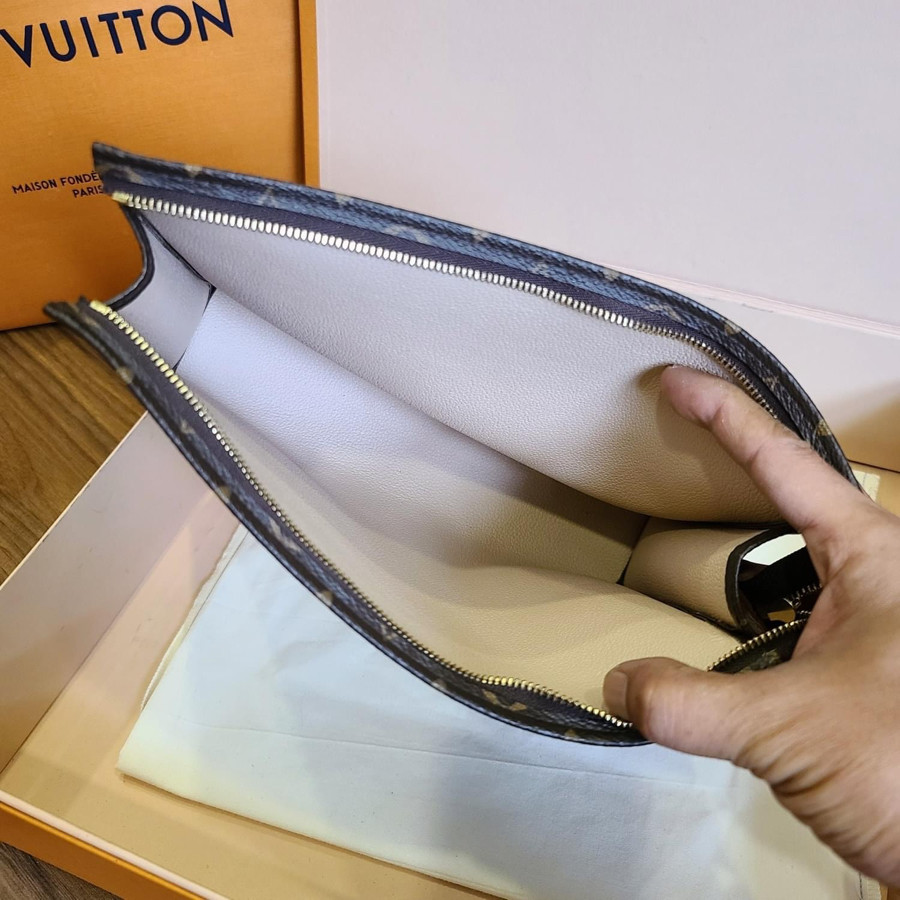 Clutch LV TOILETRY POUCH 26