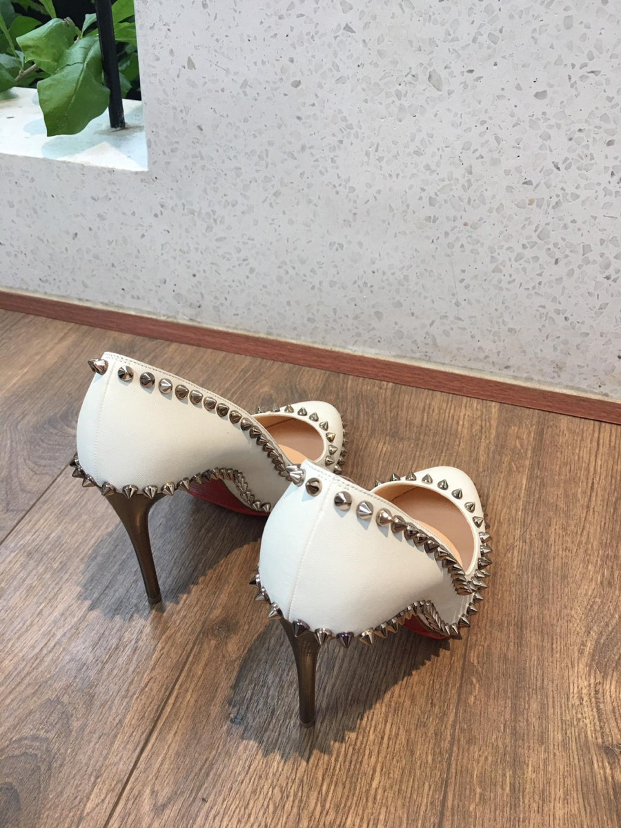 Sẵn C h r i s t i a n L o u b o u ti n Spike Studs Leather Pumps size 36 1/2 Ladies' white mẫu đinh đẹp lắm ạ . Cao 10cm.