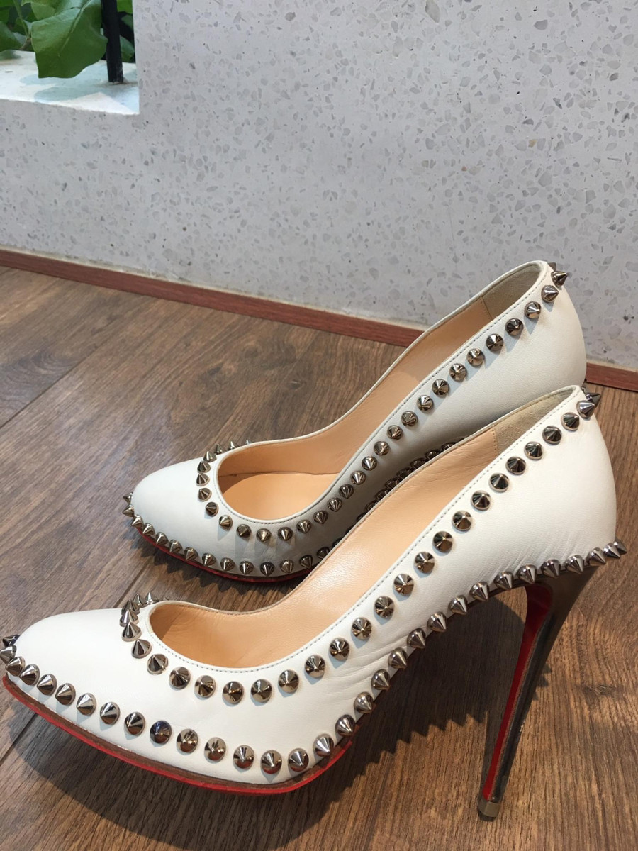 Sẵn C h r i s t i a n L o u b o u ti n Spike Studs Leather Pumps size 36 1/2 Ladies' white mẫu đinh đẹp lắm ạ . Cao 10cm.