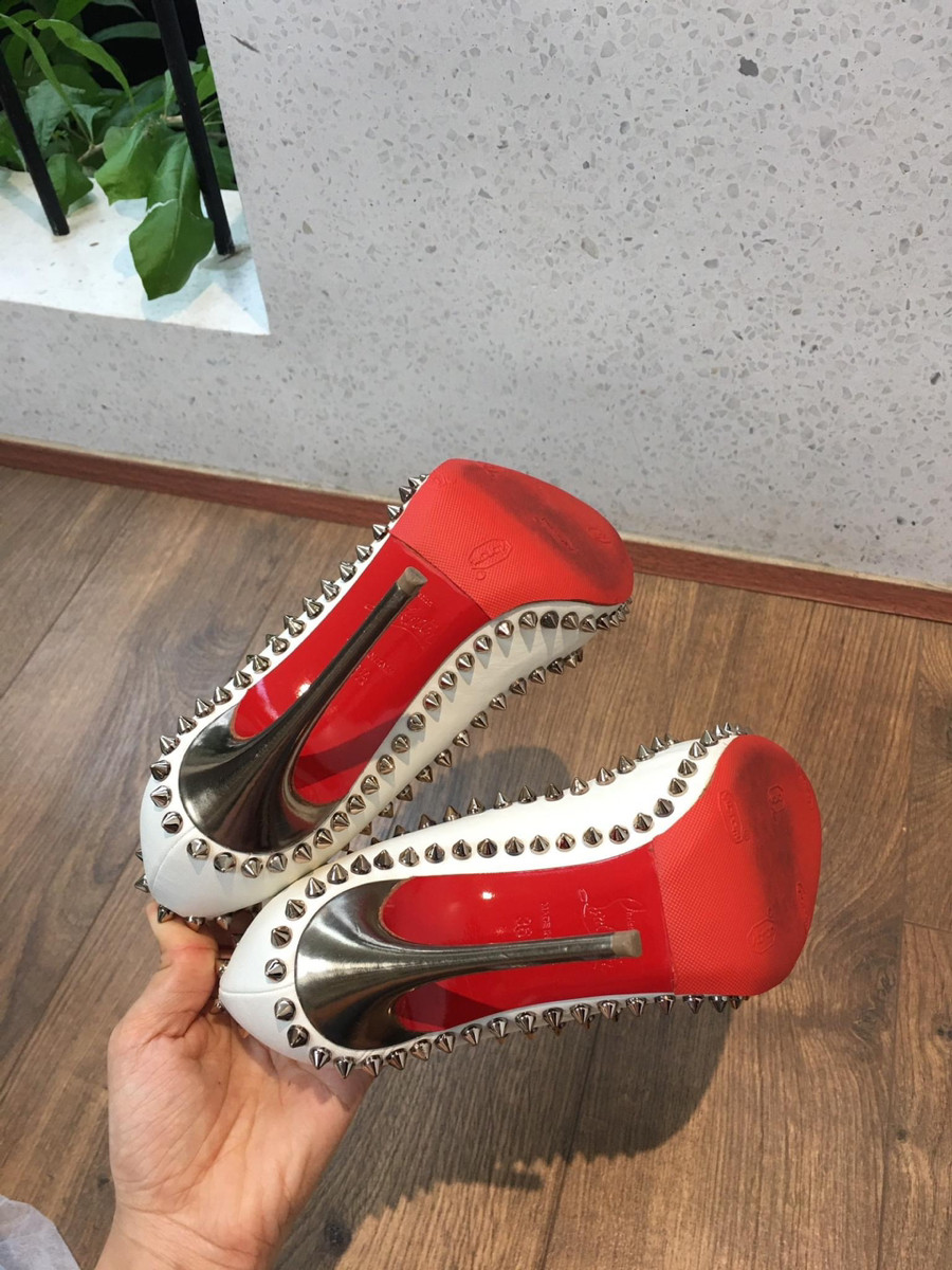 Sẵn C h r i s t i a n L o u b o u ti n Spike Studs Leather Pumps size 36 1/2 Ladies' white mẫu đinh đẹp lắm ạ . Cao 10cm.