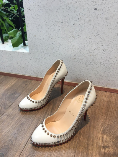 Sẵn C h r i s t i a n L o u b o u ti n Spike Studs Leather Pumps size 36 1/2 Ladies' white mẫu đinh đẹp lắm ạ . Cao 10cm.