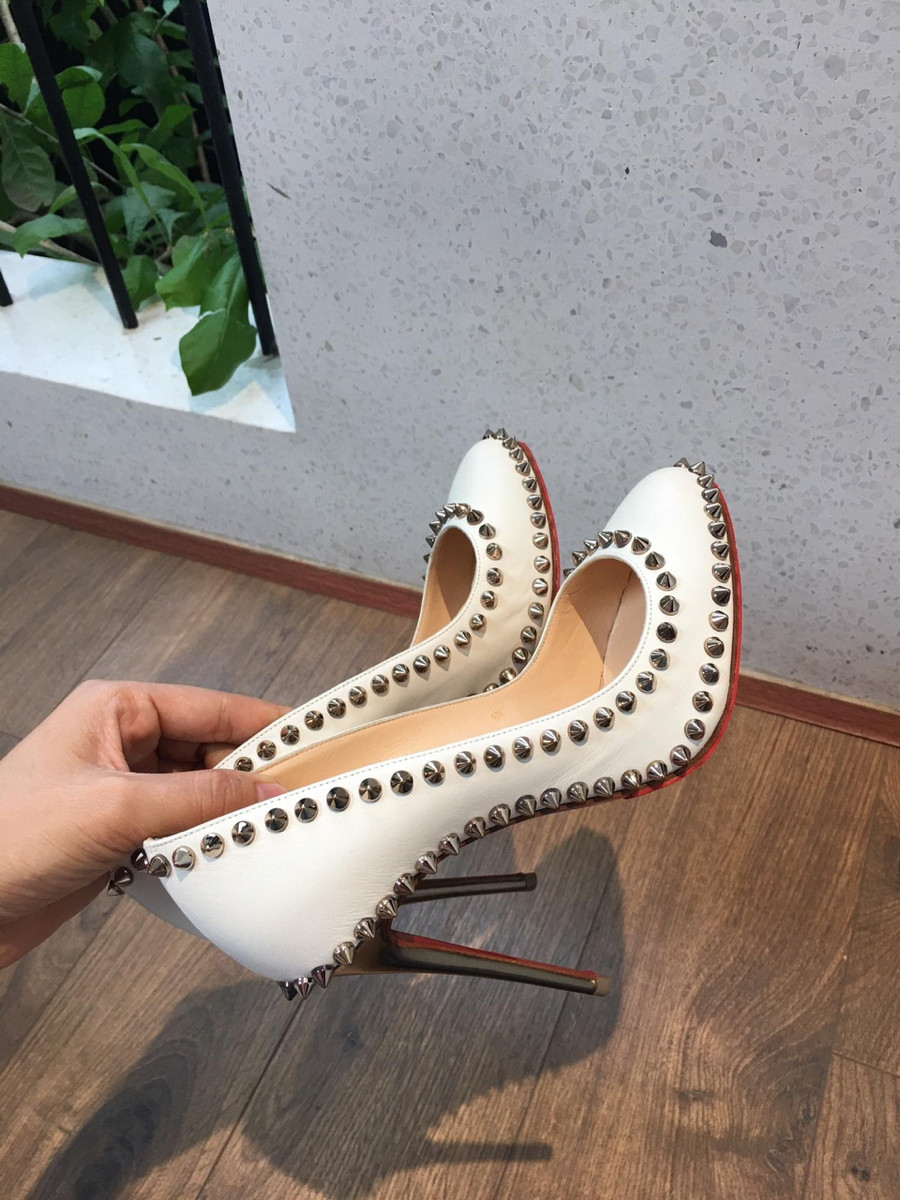 Sẵn C h r i s t i a n L o u b o u ti n Spike Studs Leather Pumps size 36 1/2 Ladies' white mẫu đinh đẹp lắm ạ . Cao 10cm.