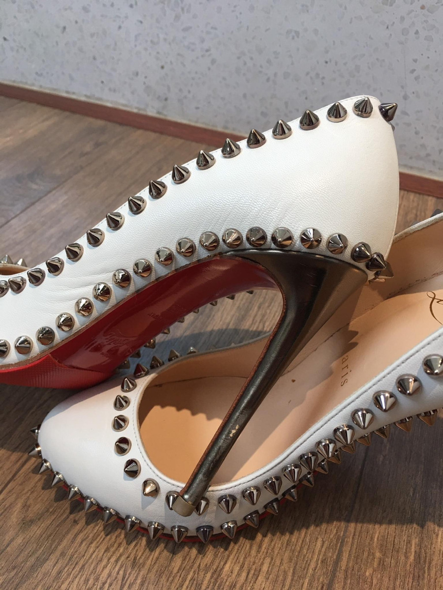 Sẵn C h r i s t i a n L o u b o u ti n Spike Studs Leather Pumps size 36 1/2 Ladies' white mẫu đinh đẹp lắm ạ . Cao 10cm.