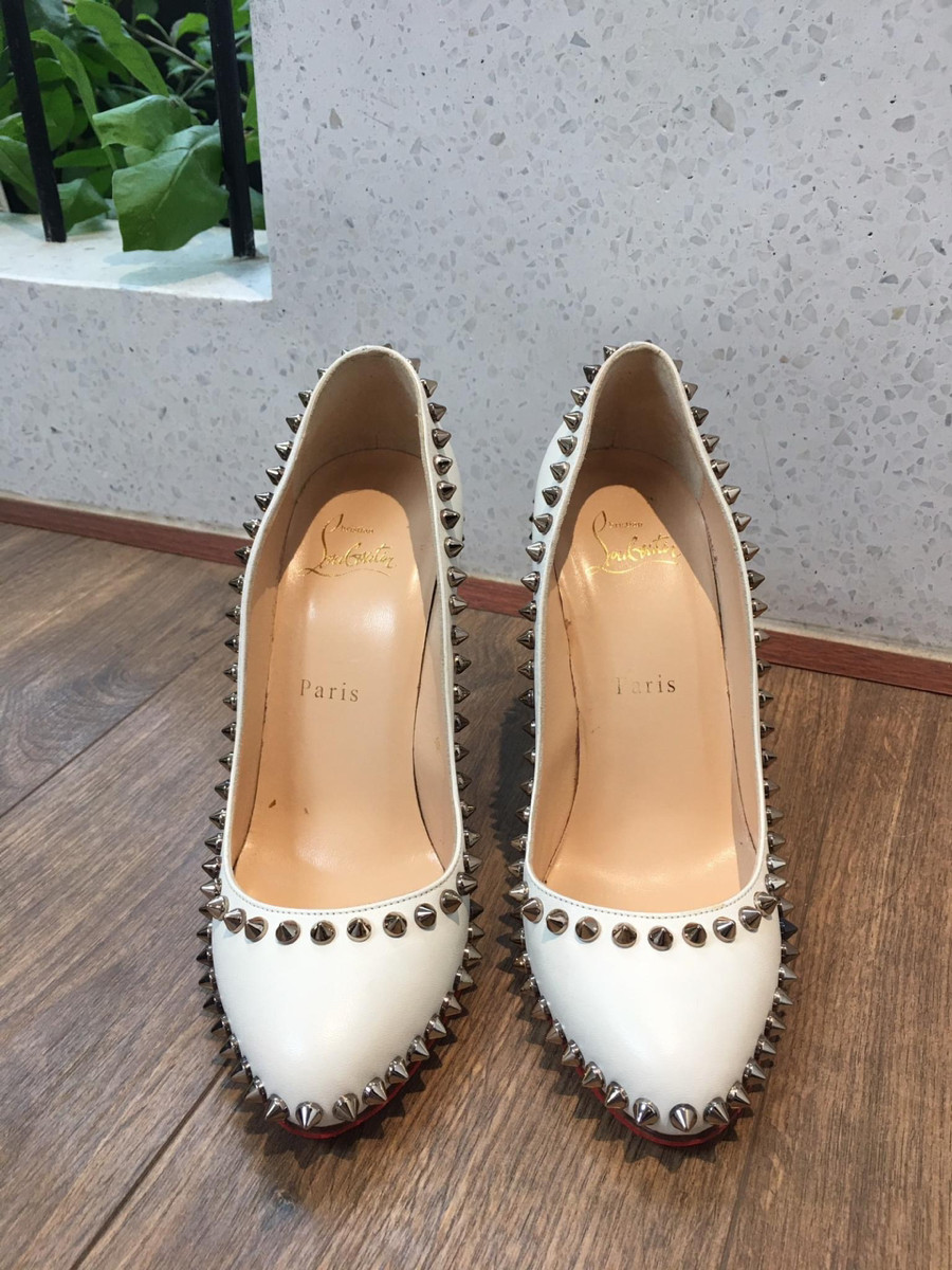 Sẵn C h r i s t i a n L o u b o u ti n Spike Studs Leather Pumps size 36 1/2 Ladies' white mẫu đinh đẹp lắm ạ . Cao 10cm.