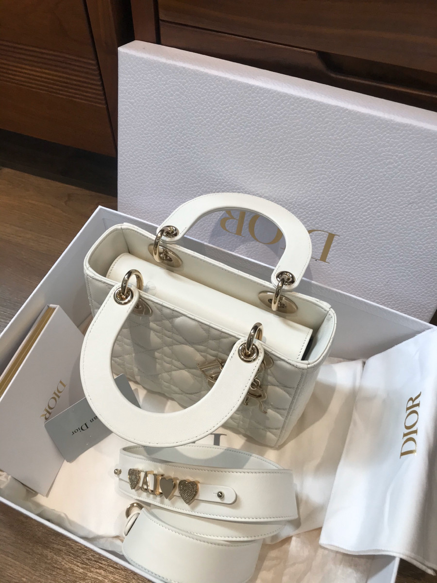 Sẵn    C h r i s t i a n   D i o r Lady D ior Cannage Leather 2way handbag white. Tình trạng like new. đủ box + túi vải + thẻ đầy đủ như hình ạ