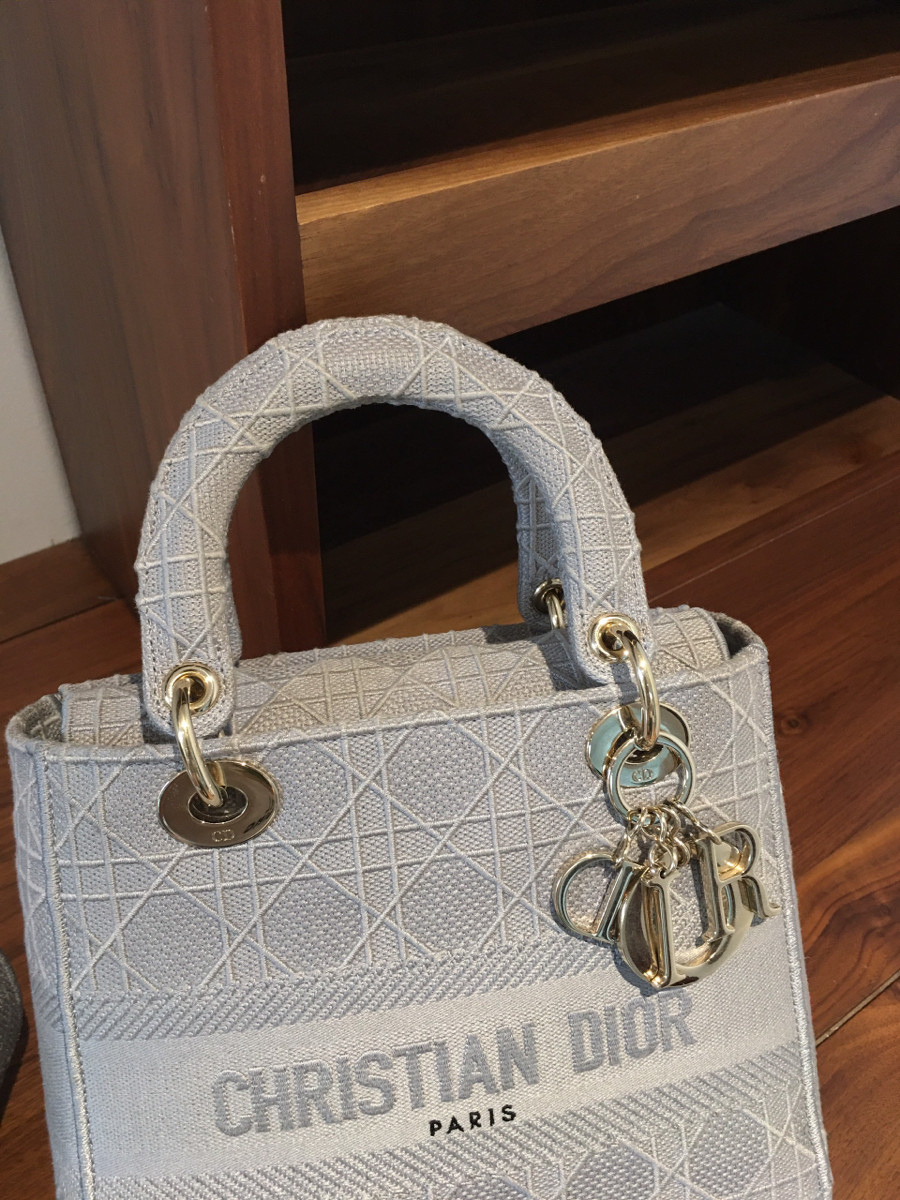 Sẵn  C h r i s t i a n  D i o r Lady D i o r Cannage canvass 2way handbag Grey ạ . tình trạng 95% new . Mặu sau có khắc chữ chủ trước ạ