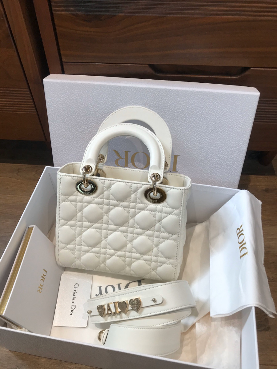 Sẵn    C h r i s t i a n   D i o r Lady D ior Cannage Leather 2way handbag white. Tình trạng like new. đủ box + túi vải + thẻ đầy đủ như hình ạ